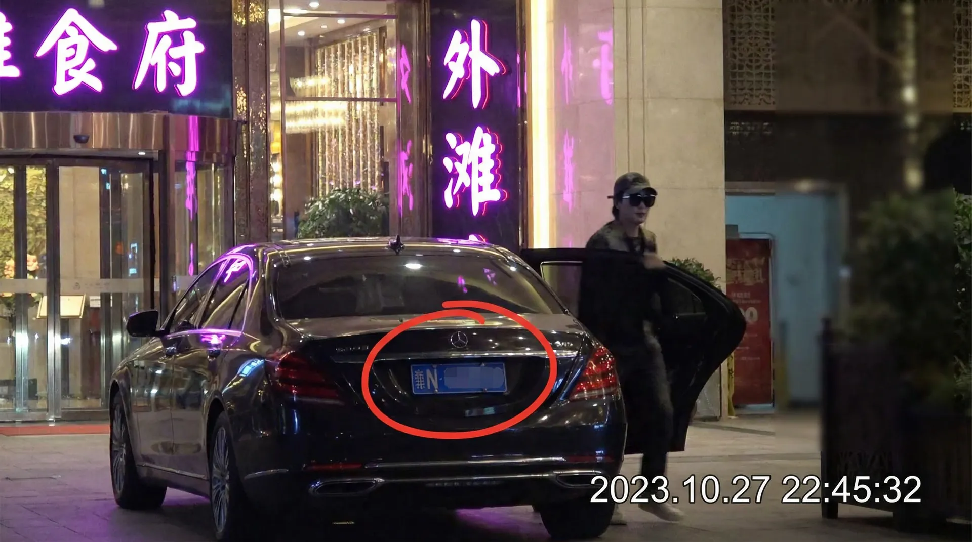 黑料大赛官网-深网资讯|暗网独家爆料|黑料大赛平台 - 豪车餐厅外被拍